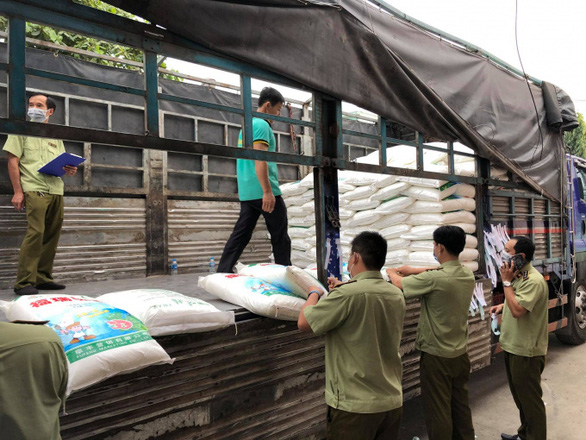 Tạm giữ 45 tấn bột ngọt Trung Quốc nghi nhập lậu - Ảnh 1.