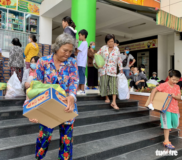 Nghệ sĩ Kim Xuân, hoa hậu HHen Niê mang Tết sớm chon trẻ bị ảnh hưởng bởi HIV/AIDS - Ảnh 8.