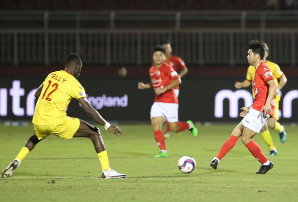 CLB TP.HCM - Hà Tĩnh (hiệp 2) 0-0: Đang chơi tốt, Hà Tình mất người - Ảnh 1.