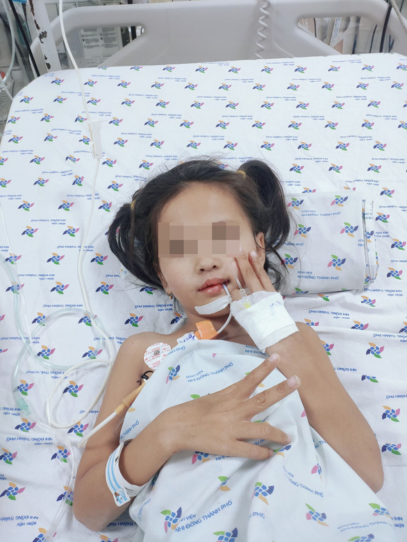 Bé gái 7 tuổi bỗng liệt tứ chi vì hội chứng thần kinh hiếm gặp - Ảnh 1.