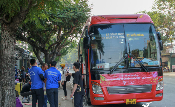 Những chuyến xe đưa sinh viên về quê ăn tết bắt đầu lăn bánh - Ảnh 4.