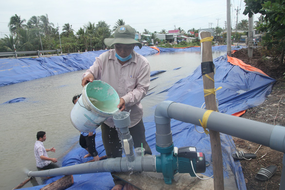 Sông Tiền bất ngờ tăng mặn, Tiền Giang gấp rút khoan giếng, đắp đập - Ảnh 2.