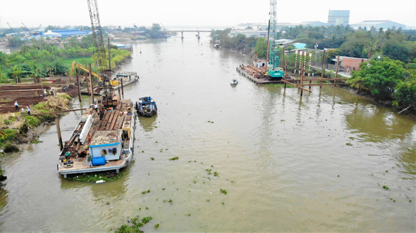 Nước mặn đã ảnh hưởng đến nhà máy nước, đắp 8 đập để trữ ngọt - Ảnh 3.