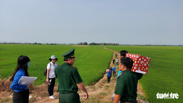 Thăm và tặng quà cho 177 chốt phòng chống dịch ở An Giang - Ảnh 2.