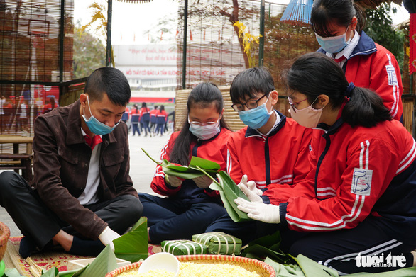 Hoa hậu Đỗ Thu Hà, Lương Thùy Linh gói bánh chưng tặng trẻ em vùng lũ - Ảnh 4.