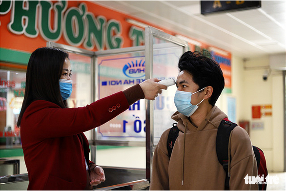 Hành khách Hà Nội phải đeo khẩu trang, đo thân nhiệt, khai báo y tế khi lên xe - Ảnh 1.