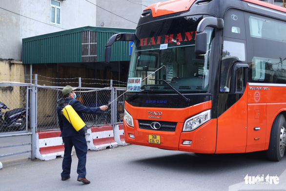 Hành khách Hà Nội phải đeo khẩu trang, đo thân nhiệt, khai báo y tế khi lên xe - Ảnh 3.