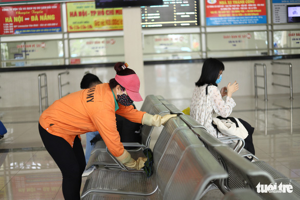 Hành khách Hà Nội phải đeo khẩu trang, đo thân nhiệt, khai báo y tế khi lên xe - Ảnh 4.