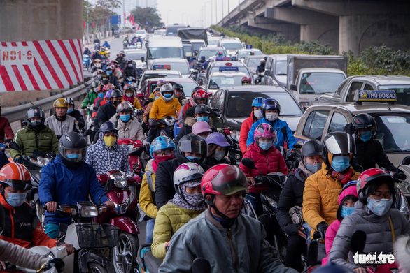 Hà Nội đề xuất cấm xe máy trong nội đô sau năm 2025: Sao không cấm ô tô? - Ảnh 1.
