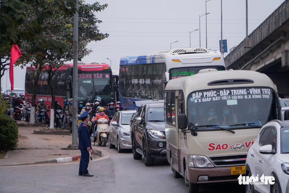 Xe cộ ở các cửa ngõ Hà Nội đều đứng hình, có nơi kéo dài 8 cây số - Ảnh 5.