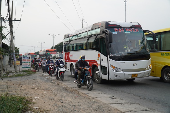 Đường miền Tây về Sài Gòn đã chật, xe đò, xe buýt còn chen nhau bít làn xe máy - Ảnh 4.