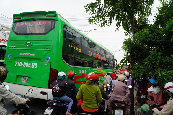 Đường miền Tây về Sài Gòn đã chật, xe đò, xe buýt còn chen nhau bít làn xe máy - Ảnh 1.