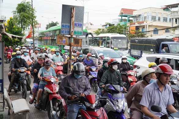 Đường miền Tây về Sài Gòn đã chật, xe đò, xe buýt còn chen nhau bít làn xe máy - Ảnh 5.