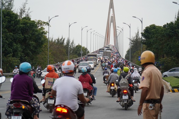 Đường miền Tây về Sài Gòn đã chật, xe đò, xe buýt còn chen nhau bít làn xe máy - Ảnh 6.