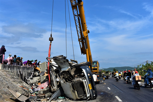 Xe đầu kéo húc văng cầu vượt, rơi ngửa trên đường sắt, cả tấn quýt tết văng vãi - Ảnh 3.