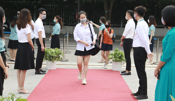 Hà Nội phạt nghiêm nếu không đeo khẩu trang, TP.HCM dừng hoạt động kỷ niệm cuối năm - Ảnh 1.