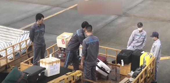 Sân bay Phú Bài kỷ luật 2 nhân viên ném hành lý của hành khách - Ảnh 1.