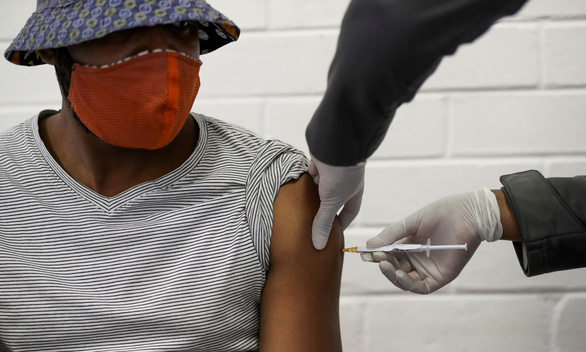 Biến thể Nam Phi làm giảm hiệu quả vắc xin ngừa COVID-19 - Ảnh 1.