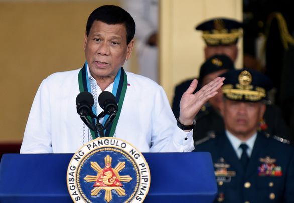 Ông Duterte khen nhóm an ninh tự tiêm vắc xin COVID-19 chưa qua phê duyệt - Ảnh 1.