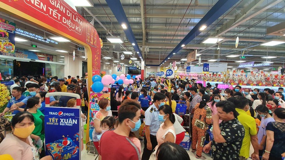 Người dân Tháp Mười nhộn nhịp mua sắm tại Co.opmart - Ảnh 1. Người dân Tháp Mười nhộn nhịp mua sắm tại Co.opmart - Ảnh 1.