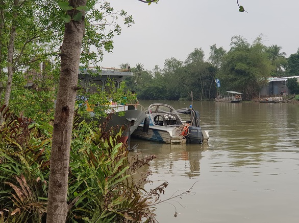 Lật canô đi kiểm tra sà lan chở cát, một đại úy cảnh sát mất tích - Ảnh 1. Lật canô đi kiểm tra sà lan chở cát, một đại úy cảnh sát mất tích - Ảnh 1.