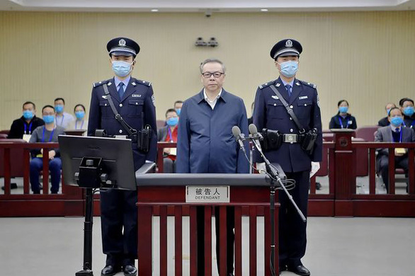 Choáng với núi tiền mặt 2 tấn trong nhà quan tham Trung Quốc bị tuyên tử hình - Ảnh 5.