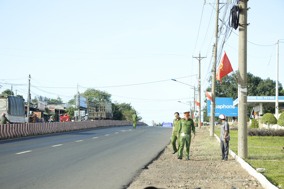 2 nhóm thanh niên dùng hàng nóng hỗn chiến, 1 người nguy kịch - Ảnh 1.