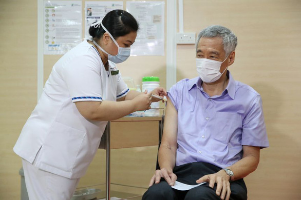 نخست وزیر سنگاپور واکسن COVID-19 Pfizer / BioNTech - عکس 1.