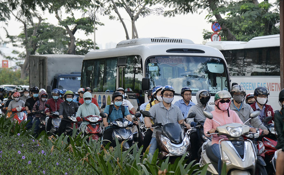 Đường Nguyễn Văn Linh chậm mở rộng, do đâu? - Ảnh 1.