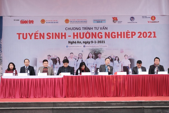Hơn 4.000 học sinh dự tư vấn tuyển sinh tại ĐH Vinh: Nhiều câu hỏi nóng ngành an ninh, quân đội - Ảnh 7. Hơn 4.000 học sinh dự tư vấn tuyển sinh tại ĐH Vinh: Nhiều câu hỏi nóng ngành an ninh, quân đội - Ảnh 7.