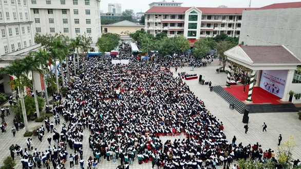 Hơn 4.000 học sinh dự tư vấn tuyển sinh tại ĐH Vinh: Nhiều câu hỏi nóng ngành an ninh, quân đội - Ảnh 1. Hơn 4.000 học sinh dự tư vấn tuyển sinh tại ĐH Vinh: Nhiều câu hỏi nóng ngành an ninh, quân đội - Ảnh 1.