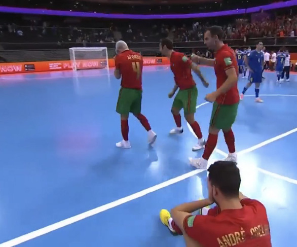 Thắng Kazakhstan ở loạt sút luân lưu, Bồ Đào Nha gặp Argentina ở chung kết Futsal World Cup - Ảnh 2.