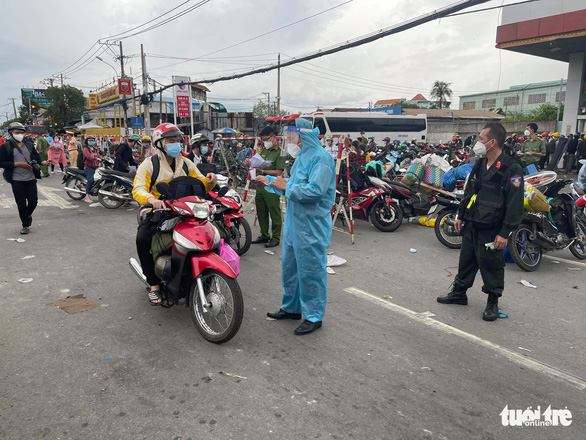 Tạm cho người xét nghiệm âm tính hoặc F0 khỏi bệnh qua chốt về miền Tây trong hôm nay - Ảnh 2.