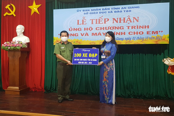 5 doanh nghiệp tặng 1.260 máy tính cho học sinh An Giang - Ảnh 2.