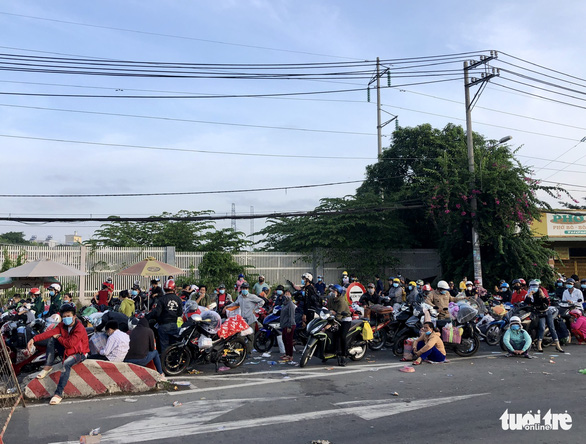 Công an trắng đêm thuyết phục người dân không tự ý về quê, chờ địa phương lên kế hoạch đón - Ảnh 6.