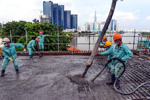 Công trình xây dựng ở TP.HCM tăng tốc làm trở lại - Ảnh 1.