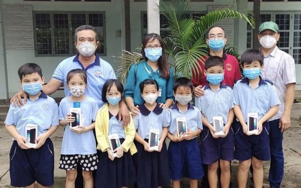 Thầy hiệu trưởng bao đồng - Ảnh 1. Thầy hiệu trưởng bao đồng - Ảnh 1.