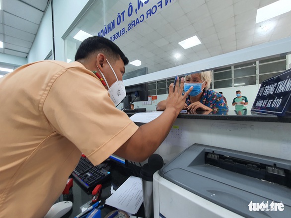 Người dân đi đăng ký xe ngày chủ nhật sau nới lỏng giãn cách - Ảnh 3.
