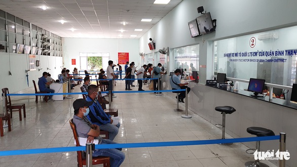 Người dân đi đăng ký xe ngày chủ nhật sau nới lỏng giãn cách - Ảnh 5.