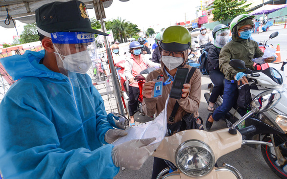 Nhịp sống Sài Gòn đang sôi động dần, bà con về quê muốn quay lại tìm việc thì sao? - Ảnh 1.