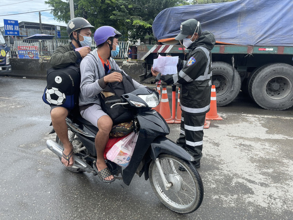 Vùng giáp ranh TP.HCM tấp nập xe cộ, người dân bắt đầu qua lại làm việc, buôn bán - Ảnh 1.