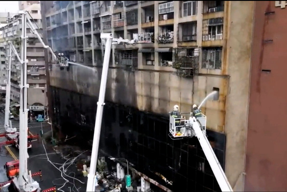 Chung cư 13 tầng ở Đài Loan chìm trong biển lửa: ít nhất 46 người chết - Ảnh 5.