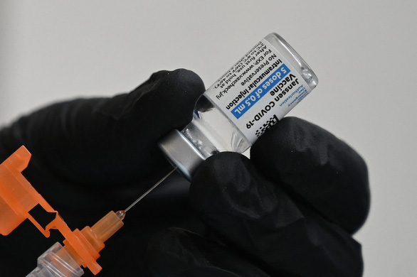 Tiêm trộn vắc xin Johnson & Johnson với Moderna tăng kháng thể gấp 76 lần - Ảnh 1.