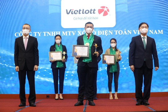 Vietlott được vinh danh Top 10 thương hiệu mạnh ngành Dịch vụ số Việt Nam 2021 - Ảnh 1. Vietlott được vinh danh Top 10 thương hiệu mạnh ngành Dịch vụ số Việt Nam 2021 - Ảnh 1.
