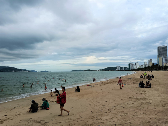 Người dân Nha Trang được tắm biển trở lại từ ngày 16-10 - Ảnh 1.