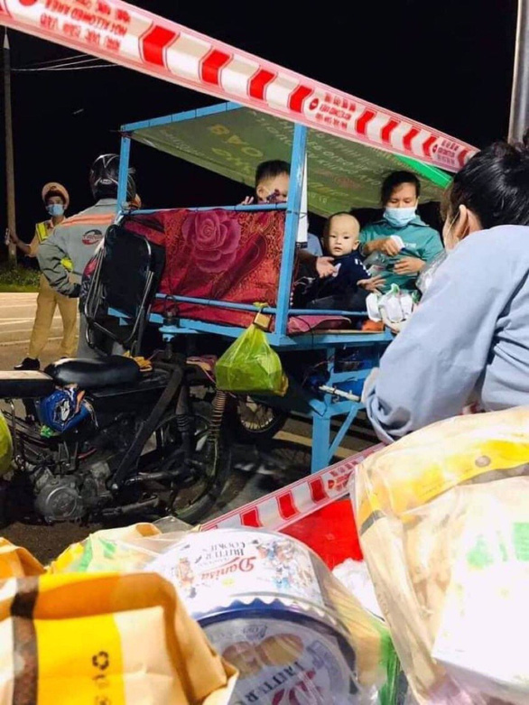 Nhiều người về quê được tặng xe máy mới, giao tận quê khi đi ngang Đà Nẵng - Ảnh 1.