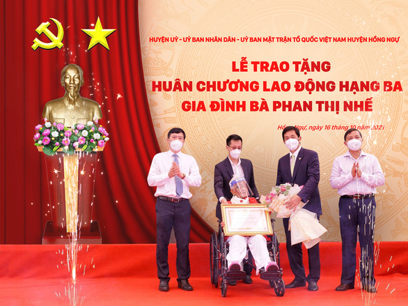 Nhà giáo Phan Thị Nhế được trao tặng huân chương lao động hạng ba - Ảnh 1.