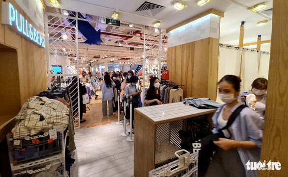 Dân Sài Gòn sắm hàng hiệu chỉ 100.000 - 199.000 đồng, xếp hàng 3 nơi mới mua được chiếc áo - Ảnh 3.