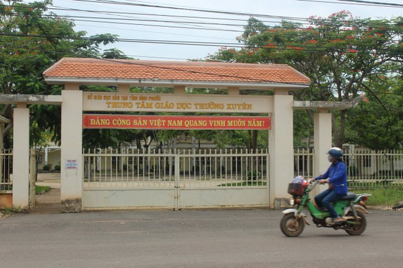 Bắt giám đốc và nguyên giám đốc Trung tâm Giáo dục thường xuyên tỉnh Bình Phước - Ảnh 1.