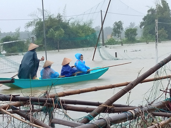 Miền Trung 3 người chết và mất tích, mưa tầm tã kéo dài đến ngày mai - Ảnh 1.